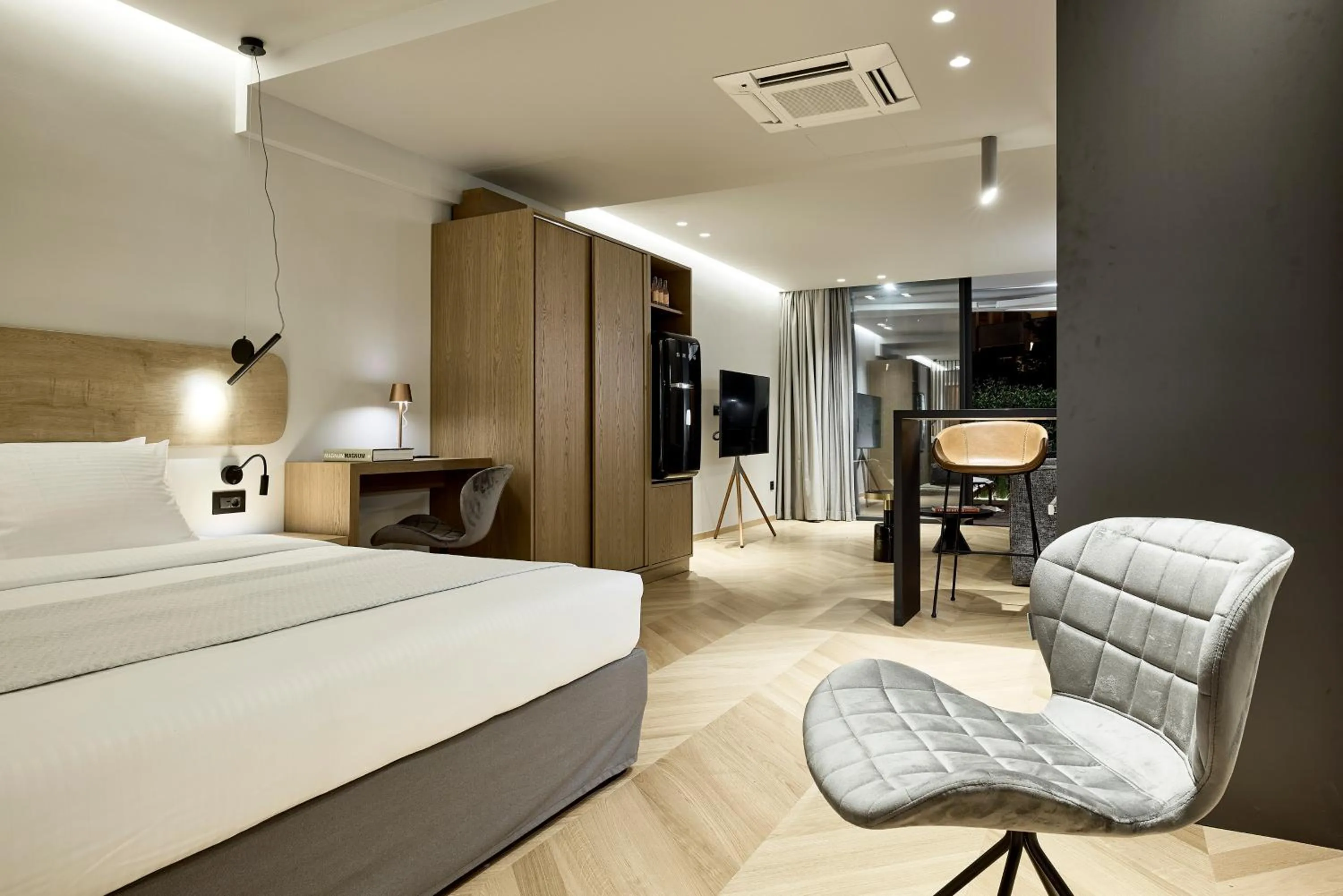 Photo of the whole room, Bed in Cama Luxury Suites Kavouri