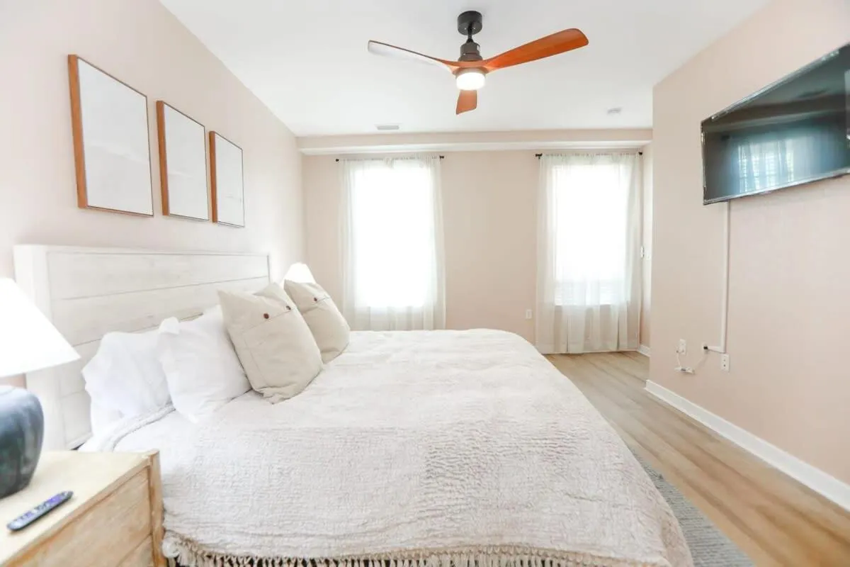 Bed in Sojourn Sanctuary Seaside Escape 3 BR