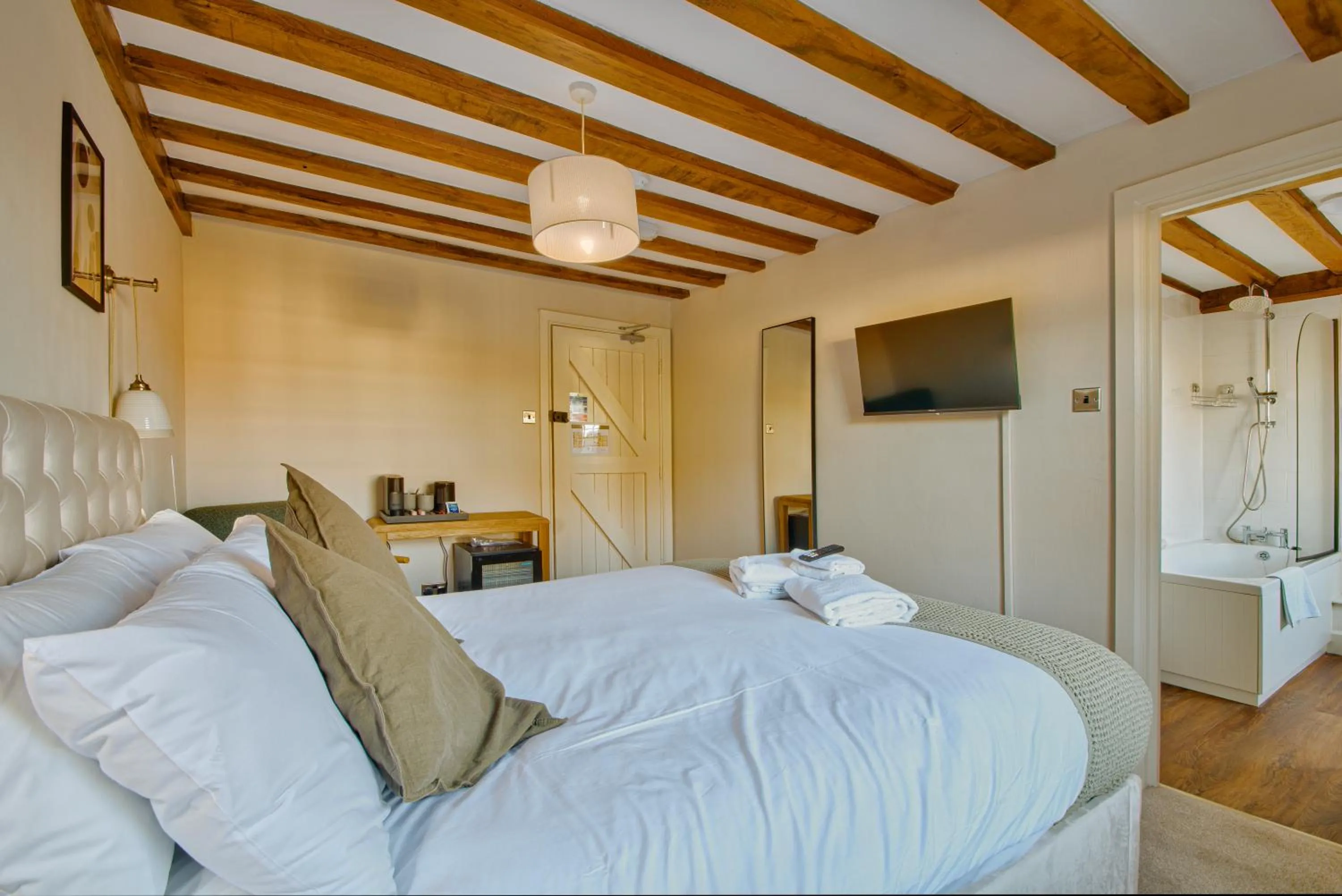 Photo of the whole room, Bed in The Royal Oak