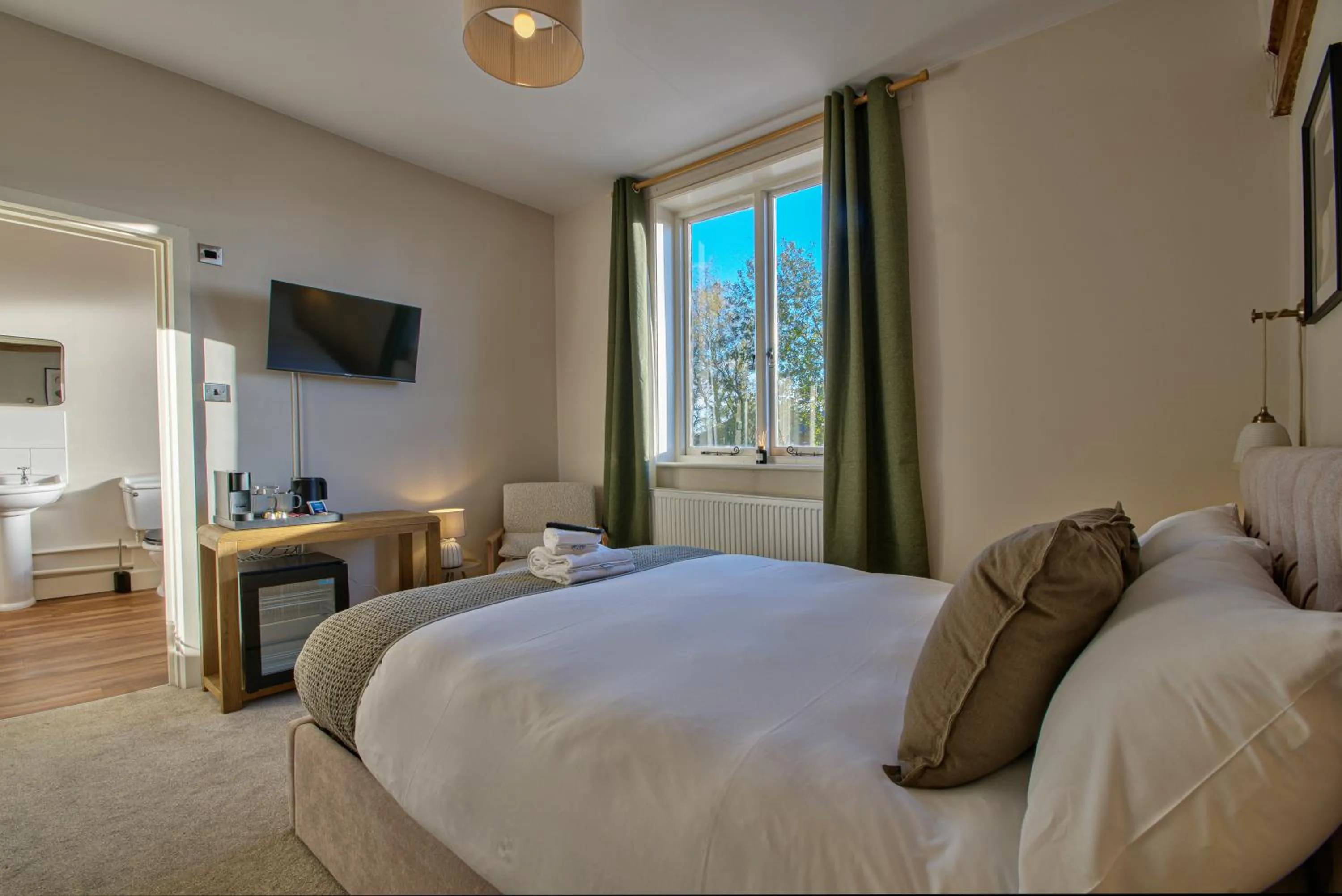 Bedroom, Bed in The Royal Oak